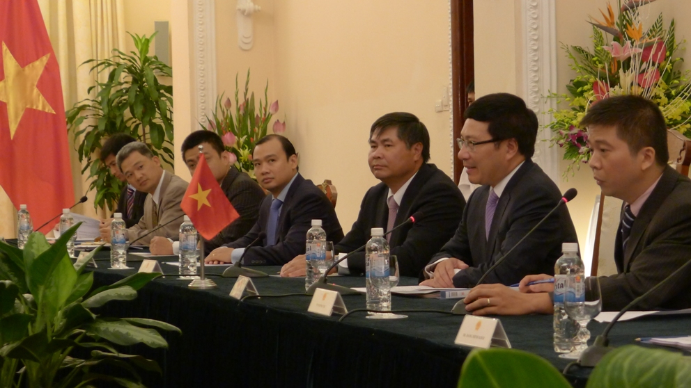Ph&oacute; Thủ tướng, Bộ trưởng Ngoại giao Phạm B&igrave;nh Minh ch&agrave;o mừng Ngoại trưởng Nhật Bản Fumio Kishid