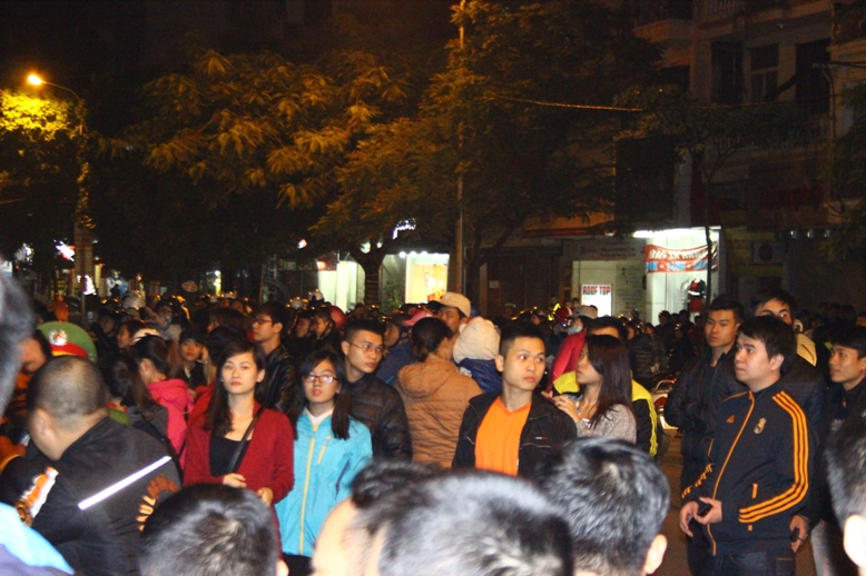 Mọi người tr&agrave;n cả ra đường khiến trục đường B&agrave; Triệu bị tắc nghẽn