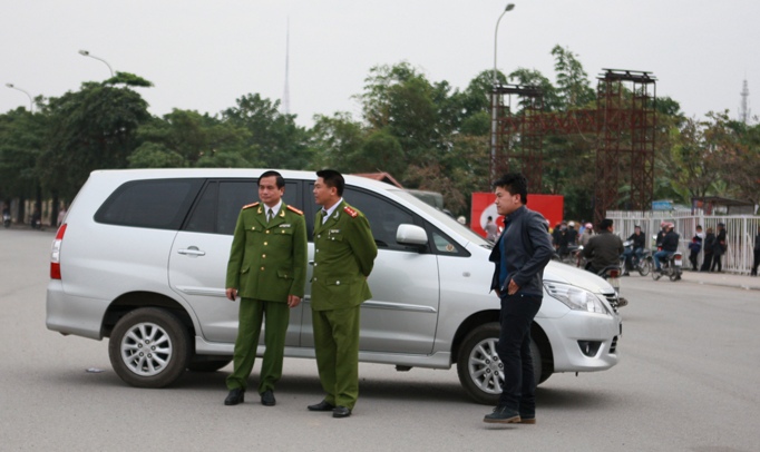 Lực lượng công an trước sân Mỹ Đình chiều 11-12