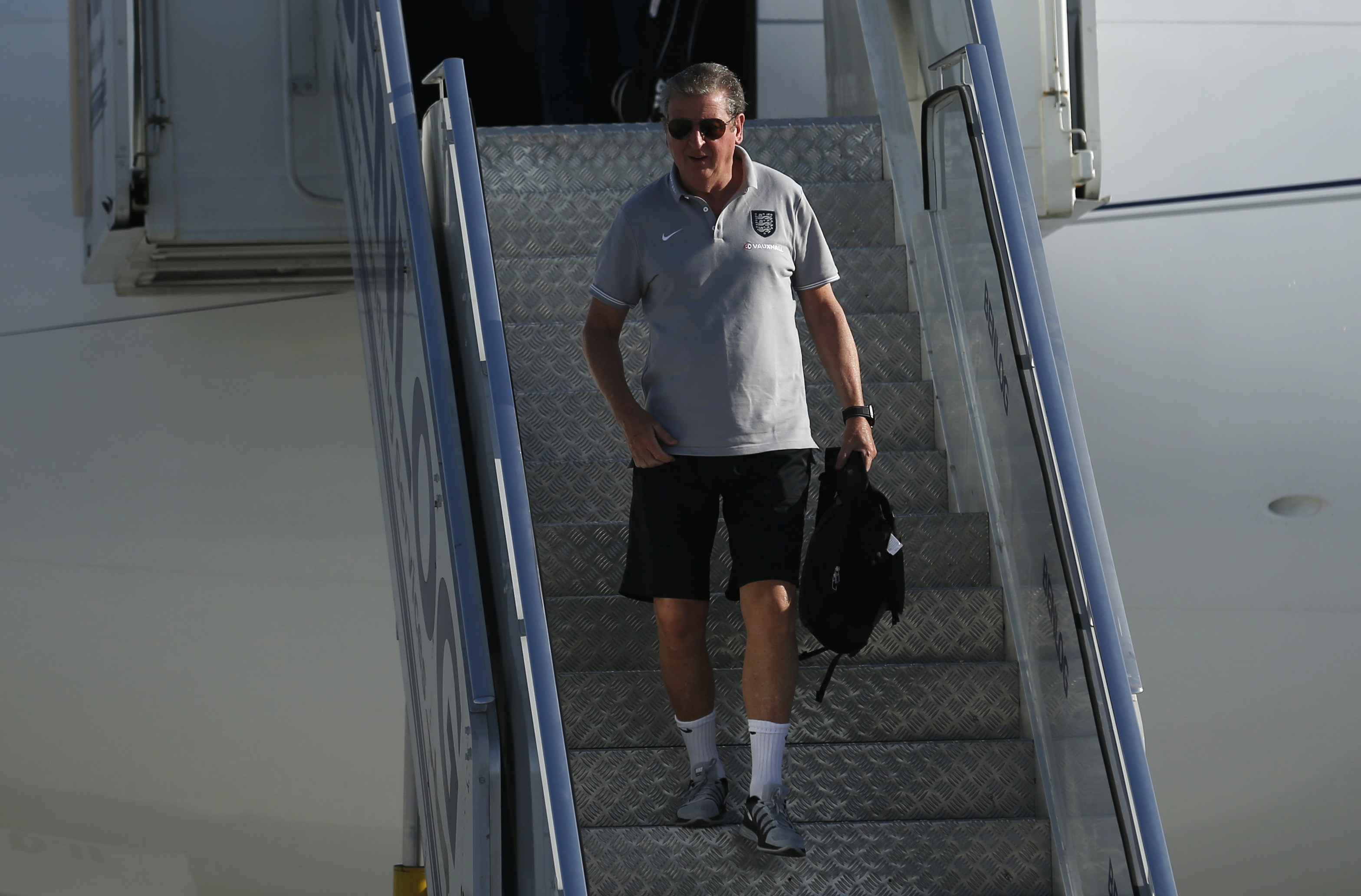 HLV Hodgson và các học trò xuống sân bay ở Rio de Janeirio