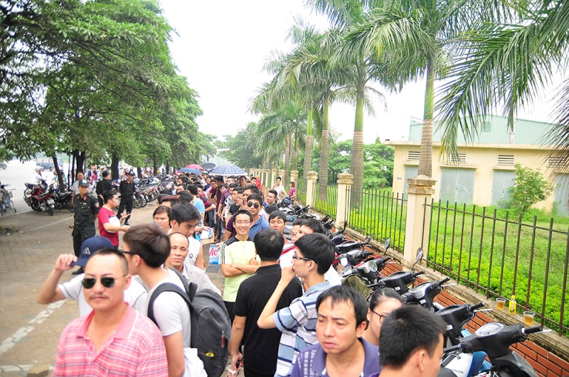 Nhiều người vẫn ki&ecirc;n nhẫn chờ đợi tới lượt m&igrave;nh