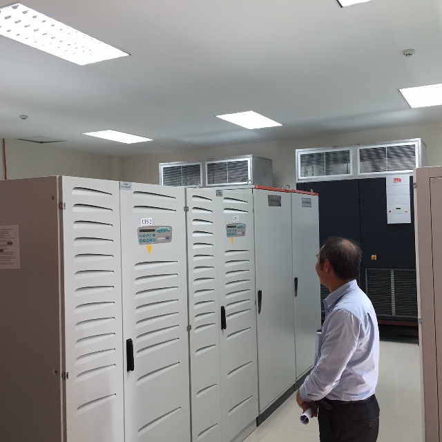 L&agrave; người trực tiếp phụ tr&aacute;ch kỹ thuật của VATM, &ocirc;ng Nguyễn Văn Thắng cho biết c&aacute;c nguồn điện cung cấp cho thiết bị kh&ocirc;ng lưu được đấu với 4 thiết bị lưu điện UPS. Trường hợp mất điện lưới, hệ thống sẽ tự nhảy sang điện m&aacute;y ph&aacute;t. Nếu "chết" cả 2 nguồn điện lưới v&agrave; m&aacute;y ph&aacute;t, 4 UPS n&agrave;y c&oacute; khả năng cung cấp điện cho cả hệ thống trong v&ograve;ng 4 giờ