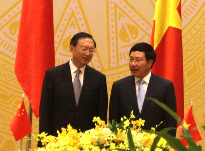 Ph&oacute; Thủ tướng, Bộ trưởng Ngoại giao Phạm B&igrave;nh Minh v&agrave; Uỷ vi&ecirc;n Quốc vụ Dương Khiết Tr&igrave; tr&ograve; chuyện tại phi&ecirc;n họp