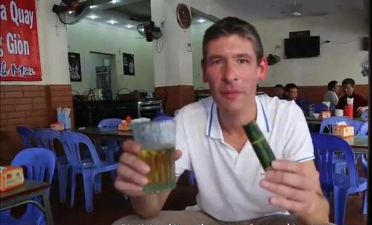 Bia hơi v&agrave; nem chua, một sự kết hợp ho&agrave;n hảo - đại sứ Anh Giles Lever tại một qu&aacute;n bia tr&ecirc;n phố Tăng Bạt Hổ, H&agrave; Nội. Ảnh cắt từ clip của Đại sứ qu&aacute;n Anh