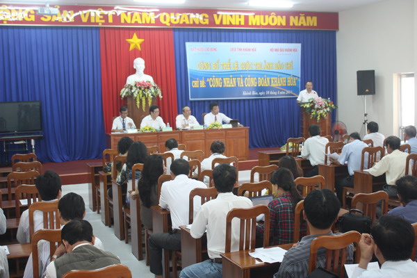 Quanh cảnh lễ phát động cuộc thi ảnh báo chí Công nhân và Công đoàn Khánh Hòa vào sáng 10-4
