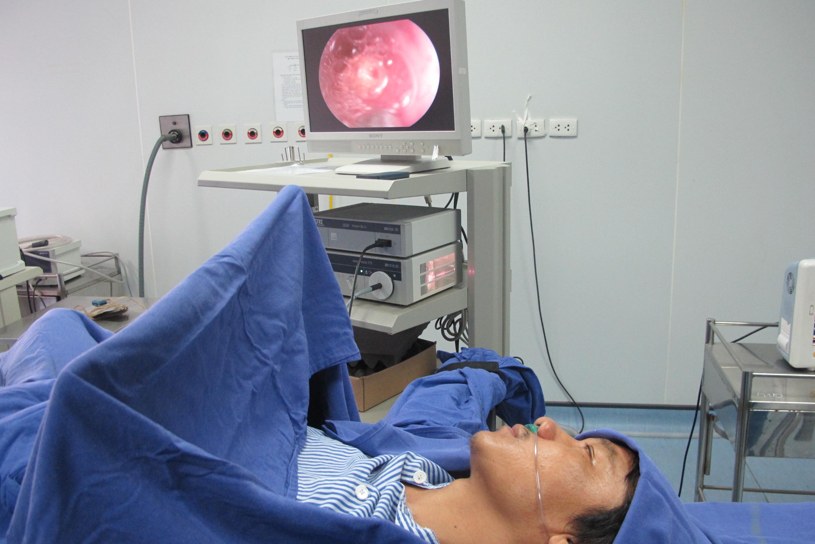 Bệnh nh&acirc;n đang được nội soi t&aacute;n sỏi tỉnh t&aacute;o theo d&otilde;i b&aacute;c sĩ thực hiện cuộc phẫu thuật cho ch&iacute;nh m&igrave;nh tại BV ĐK tỉnh Quảng Ninh
