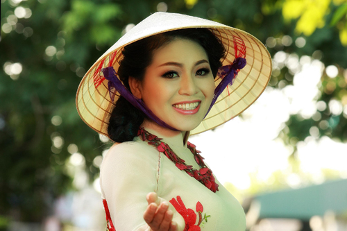 Anh Thơ diện áo dài 1 tỉ đồng trong liveshow nhạc đỏ