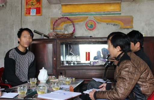 Anh Nguyễn Anh Tuấn (tr&aacute;i ảnh) nhớ lại gi&acirc;y ph&uacute;t bị truy s&aacute;t hụt