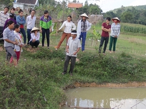 Mẹ đi mua sữa, 2 con sinh đôi đuối nước thương tâm