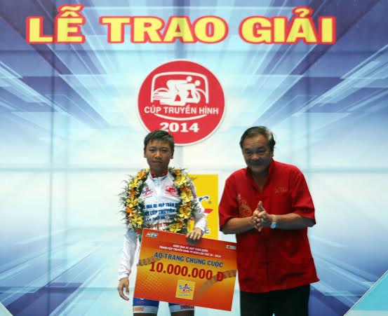 &Aacute;o trắng Phan Ho&agrave;ng Th&aacute;i