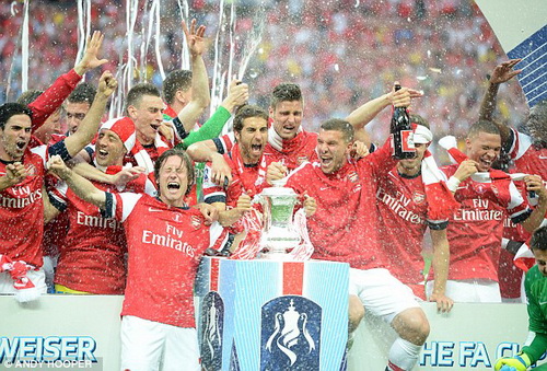 Arsenal năm 2014 t&aacute;i lập chiến t&iacute;ch của Everton tại chung kết FA Cup 1966