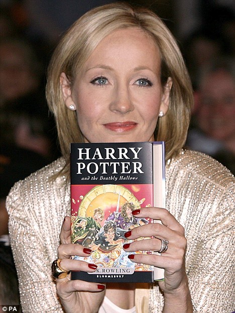 Mẹ đẻ của Harry Potter từng một lần đỗ vỡ trong hôn nhân và một mình nuôi con đến khi tái giá. Ảnh: PA