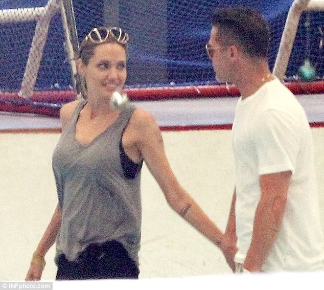 Angelina Jolie tay trong tay cùng Brad Pitt trượt băng
