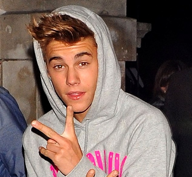 Bị nghi ném trứng thối, Justin Bieber khốn đốn