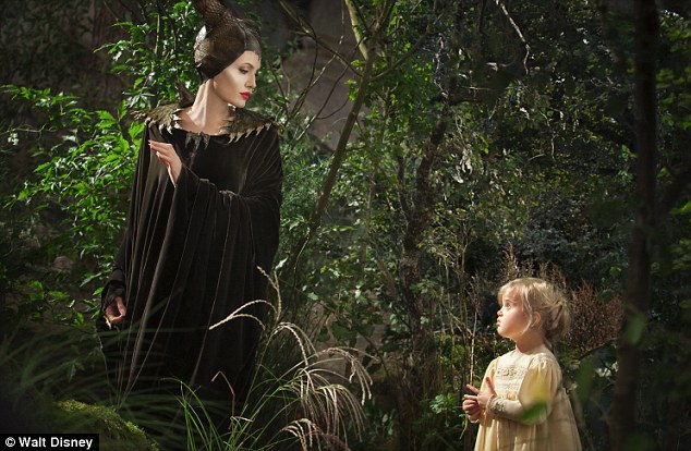 Hé lộ ảnh Angelina cùng con gái Vivienne Pitt trên phim
