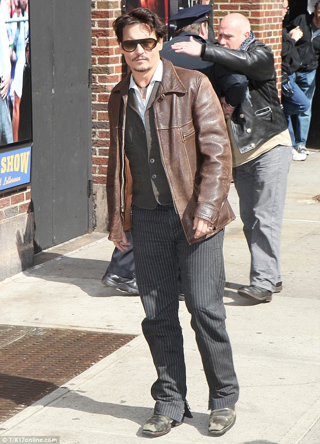 Johnny Depp xuất chào người hâm mộ trước khi xuất hiện trong chương trình The late show with David Letterman diễn ra tại New York-Mỹ ngày 3-4
