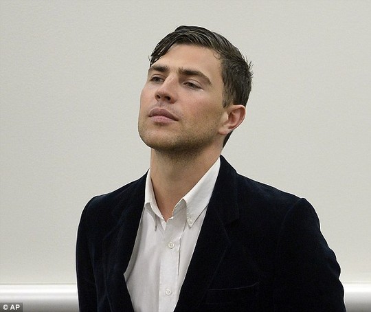 Vitalii Sediuk tại t&ograve;a sau vụ tấn c&ocirc;ng Brad Pitt