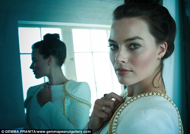Margot Robbie đẹp cuốn hút