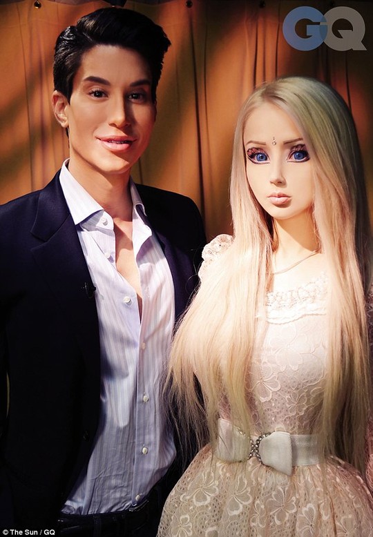 Valeria Lukyanova chụp ảnh c&ugrave;ng một người đ&atilde; phẫu thuật thẩm mỹ giống Ken-bạn trai của Barbie.