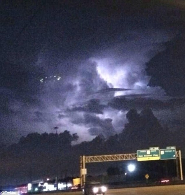 UFO ph&aacute;t s&aacute;ng tr&ecirc;n bầu trời Mỹ