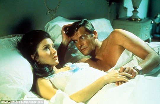 Jane Seymour lúc đóng phim Jame Bond