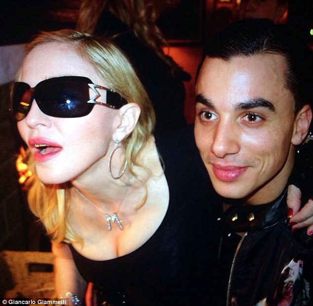 Madonna và hành trình phiêu lưu với các “phi công trẻ”