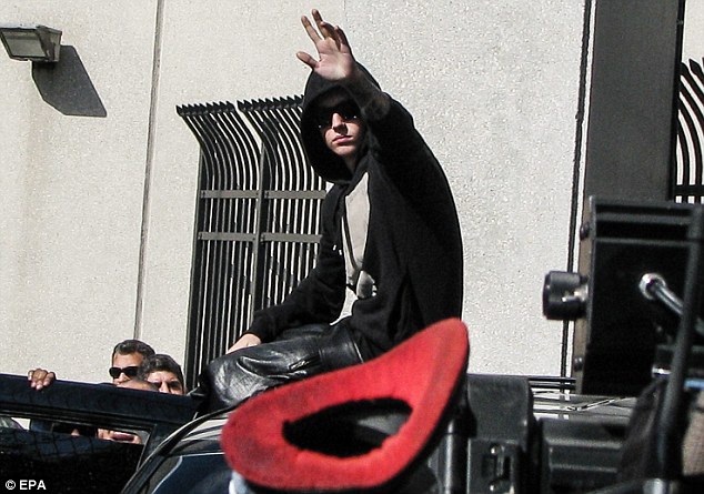 Justin Bieber bị cảnh sát tống vào trại tạm giam