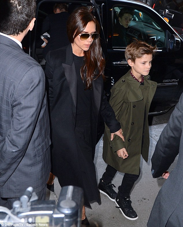 Victoria nắm tay con trai Romeo
