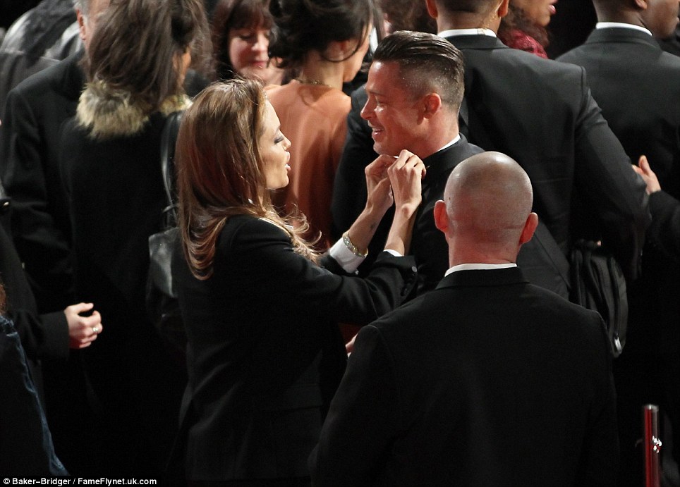 Angelina Jolie chăm sóc Brad Pitt trên thảm đỏ