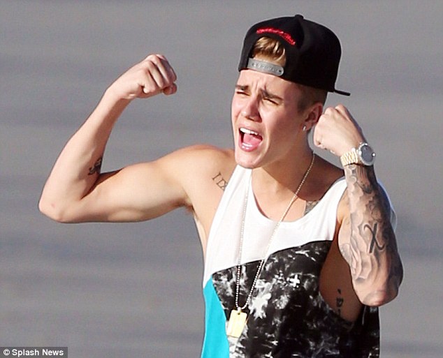 Justin Bieber tiếp tục bị “xua đuổi”