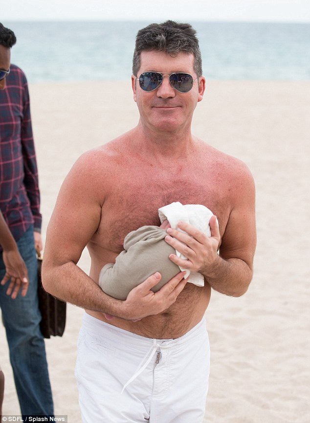Simon ôm Eric