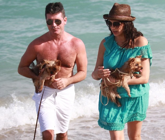 Dẫn chó dạo biển, Simon Cowell gặp rắc rối
