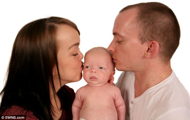 Cậu bé "lùn đôi" sống sót kỳ diệu