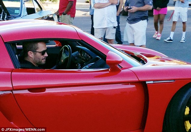 Mắt kính Paul Walker đeo trước khi chết được đấu giá