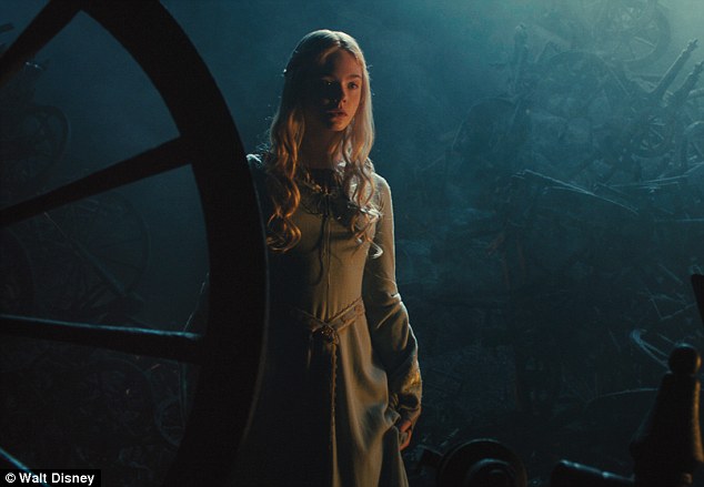 Elle Fanning trong vai c&ocirc;ng ch&uacute;a Aurora l&uacute;c lớn