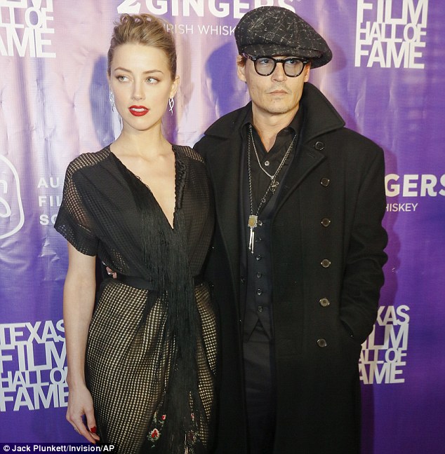 Johnny Depp và người đẹp Amber Heard đính hôn rầm rộ