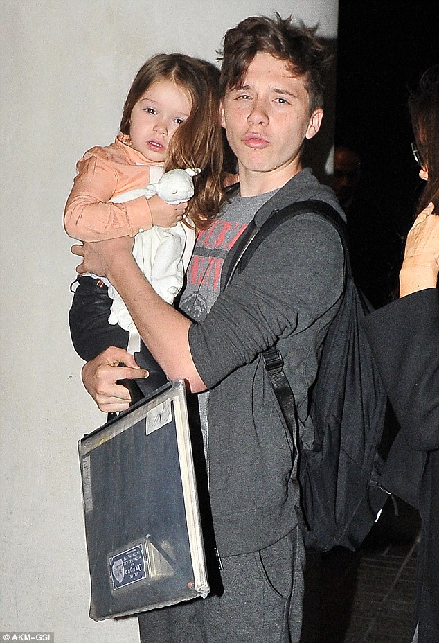 Brooklyn Beckham và em gái