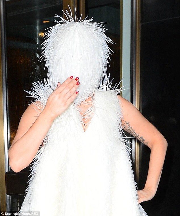 Lady Gaga lại gây sốc với thời trang quái