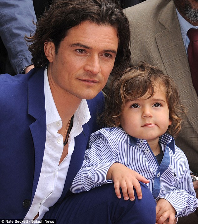 Orlando Bloom hớn hở cùng con trai đi nhận sao