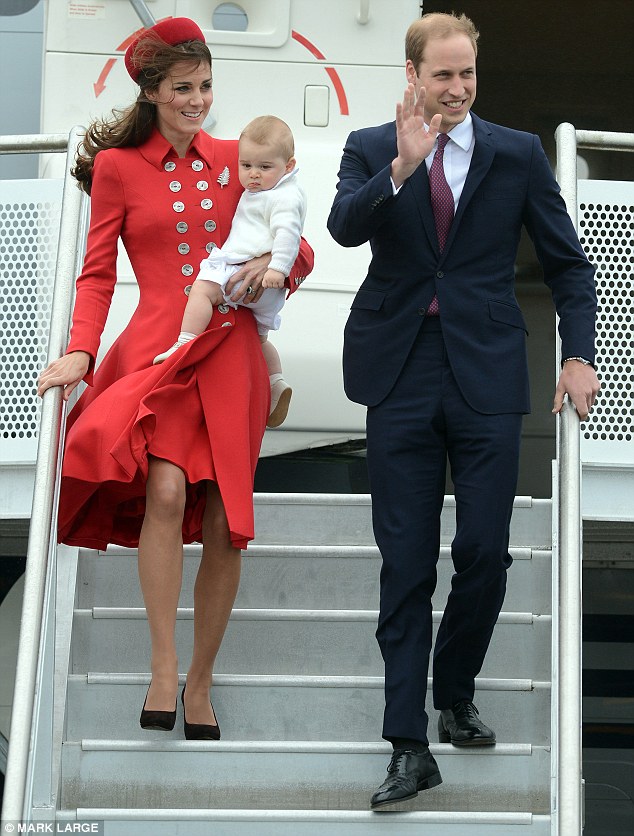 Gia đ&igrave;nh ho&agrave;ng gia Anh hạ c&aacute;nh an to&agrave;n tại New Zealand h&ocirc;m 7-4. Ảnh: Daily Mail