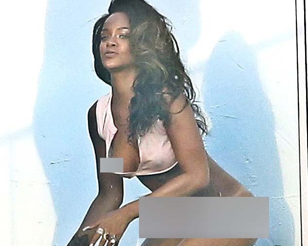 Hết hở trên, Rihanna chuyển sang khoe dưới