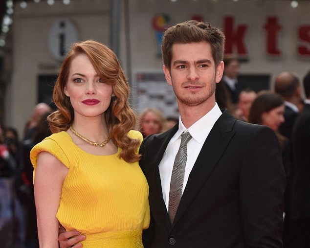 Emma Stone tình tứ với bạn trai trên thảm đỏ