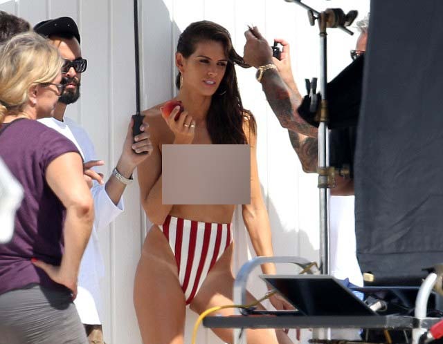 Siêu mẫu Izabel Goulart “ngực trần” trên bãi biển