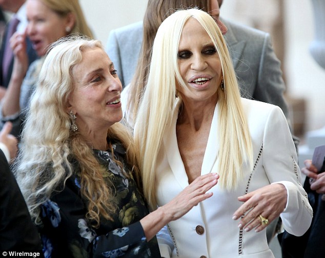 Donatella Versace gây sốc với gương mặt đáng sợ
