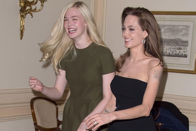 Angelina Jolie "đọ dáng" với Elle Fanning