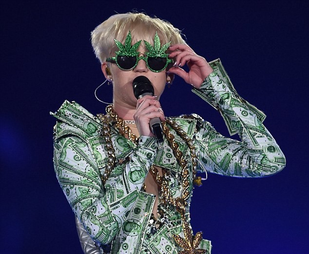 Miley Cyrus đang đi quá giới hạn?