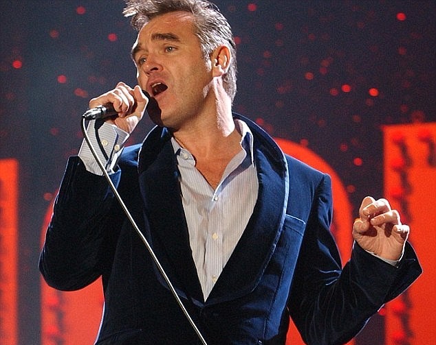 Ca sĩ Morrissey bị “fan” tấn công trên sân khấu