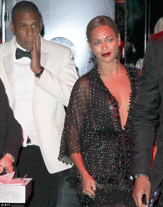 Jay Z tay &ocirc;m mặt khi rời khỏi kh&aacute;ch sạn, trong khi Beyonc&eacute; nở nụ cười x&atilde; giao. Ảnh: X17