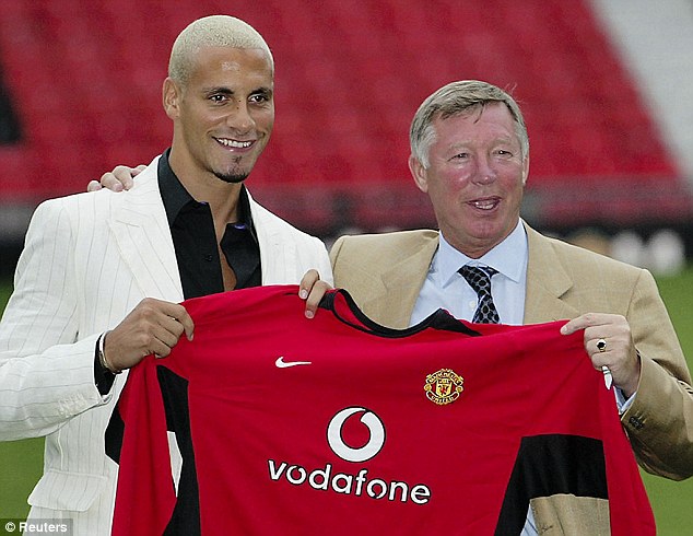 Ferdinand v&agrave; &ocirc;ng Ferguson trong ng&agrave;y ra mắt M.U