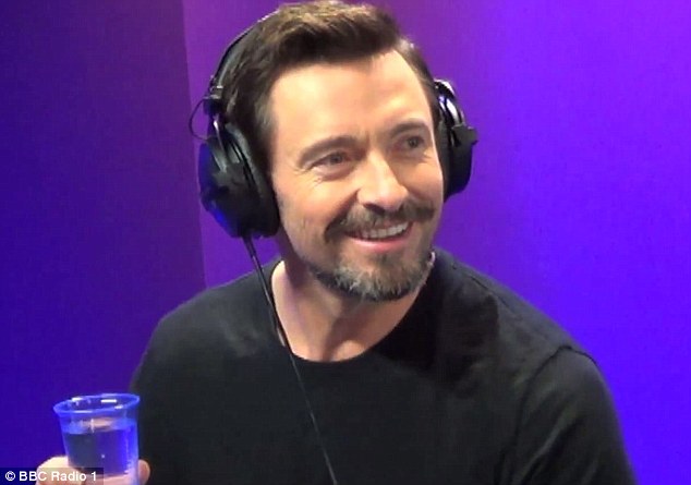 Hugh Jackman cầm ly nước sẵn sàng tham gia trò chơi